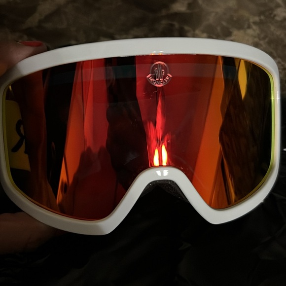 White Moncler ML0215 Terrabeam Ski Goggles
Brand new with tags and bag - Picture 4 of 5